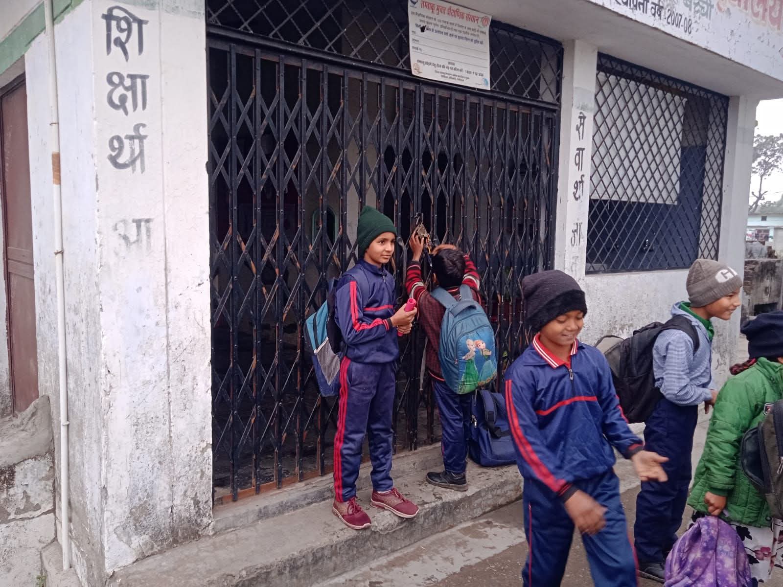 बिंदुखत्ता 👉 प्रश्न कब जागेगा शिक्षा विभाग? स्कूली बच्चे परेशान