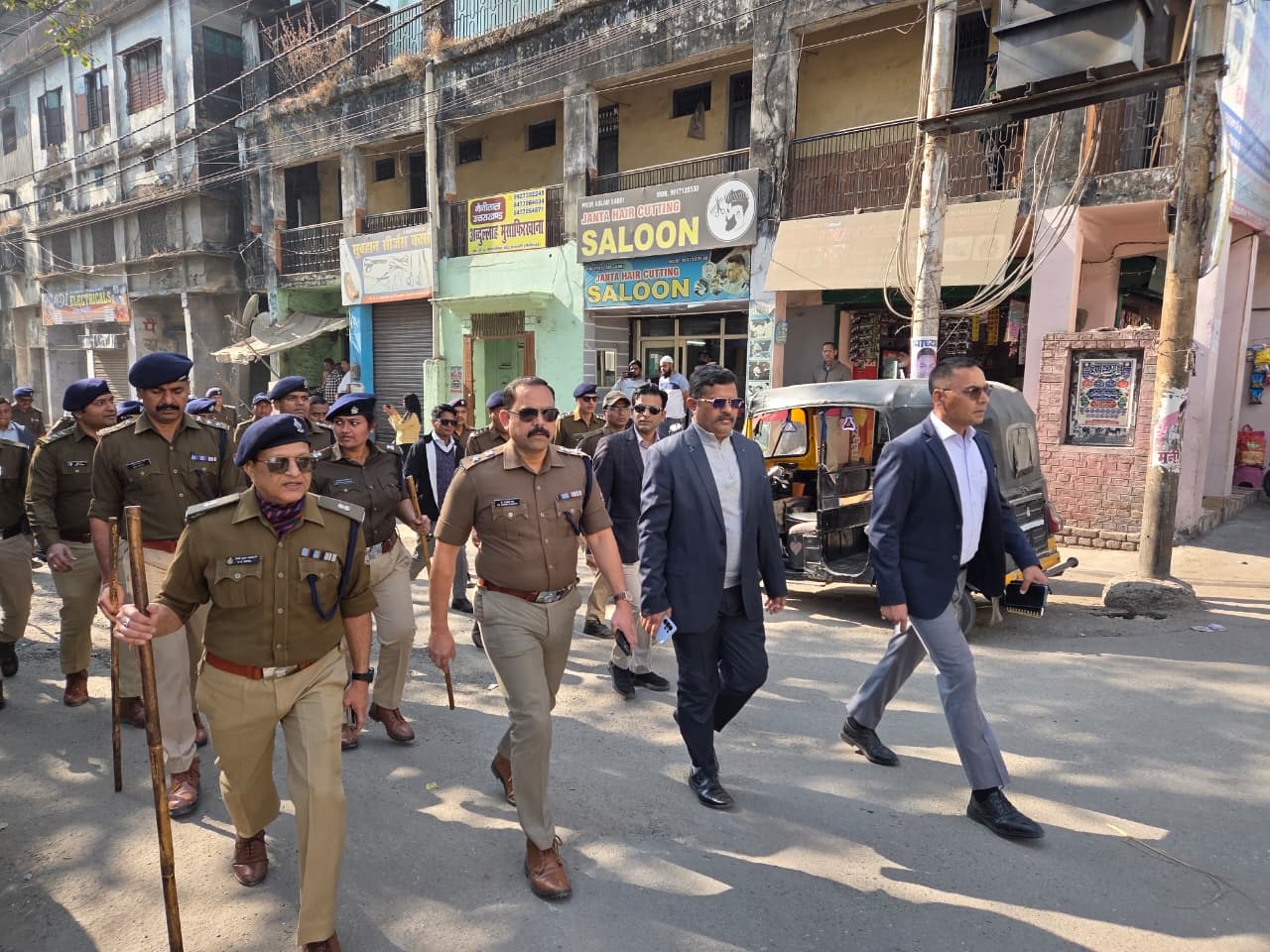 बनभूलपुरा हल्द्वानी 👉 कल आ रहे फैसले को लेकर नैनीताल पुलिस ने किया फ्लेग मार्च