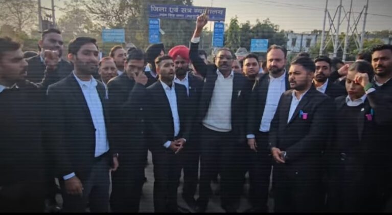 बड़ी खबर 👉 दुष्कर्म के मामले में उधम सिंह नगर पुलिस जब उठाकर ले गई धोखे में एक वकील को वकीलों में भारी रोष काटा हंगामा