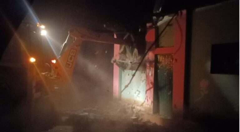 कार्यवाही 💪💪 धाकड़ धामी के द्वारा चलाए जा रहे देवभूमि अतिक्रमण मुक्त अभियान तड़के इस अवैध मजार को तोड़ा गया