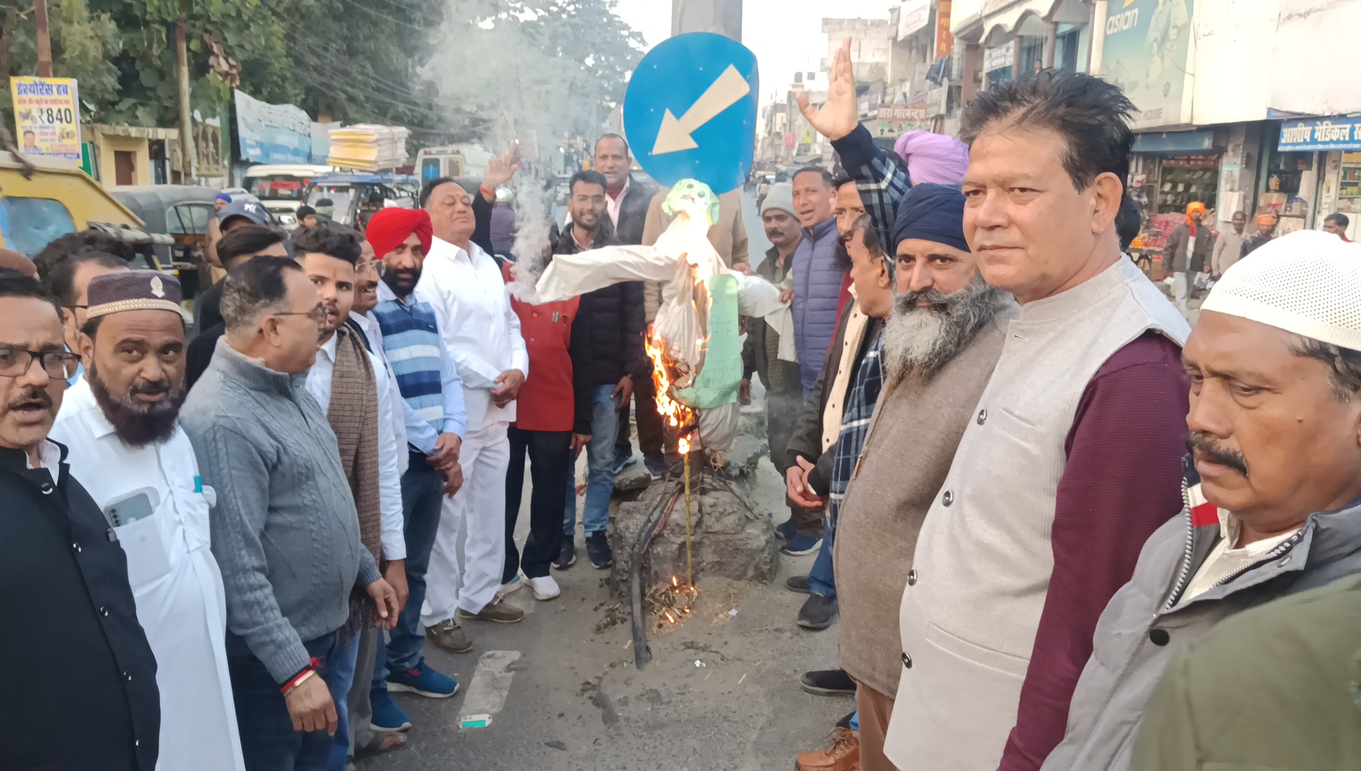 लालकुआ 👉 भाजपा कार्यकर्ताओं ने सिख समाज के साथ फुंका हरक सिंह रावत का पुतला