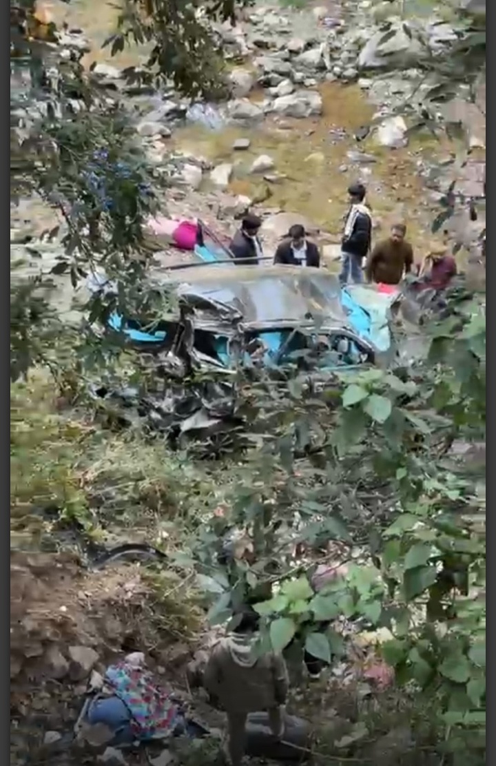दुखद खबर 👉 कैंची धाम जा रहे श्रद्धालुओं की स्कॉर्पियो गिरी गहरी खाई में
