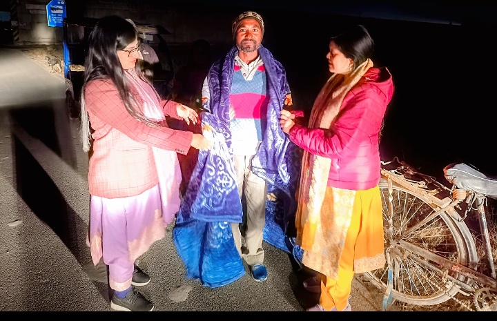 गदरपुर👉 बढ़ती हुई ठंड में गरीबों के लिए देवता बनी एस डी एम ऋचा सिंह ने जिला प्रशासन की टीम के साथ बांटे कंबल दिऐ शहर में जगह-जगह अलाव जलाने के निर्देश