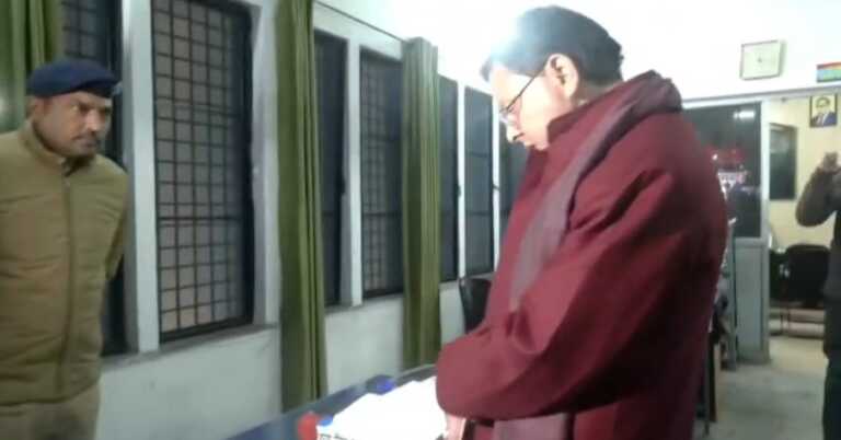 बिग ब्रेकिंग 💪धाकड़ धामी ने लापरवाही बरतने पर यहां के कोतवाल को किया लाइन हाजिर