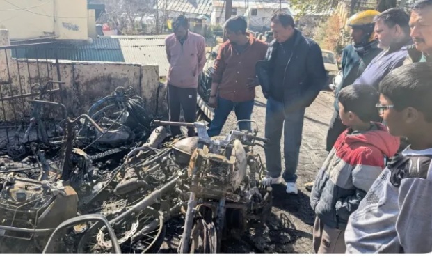 बड़ी खबर 👉 कुमाऊ भीषण अग्निकांड 6 दो पहिया वाहन विस्फोट के साथ स्वाहा