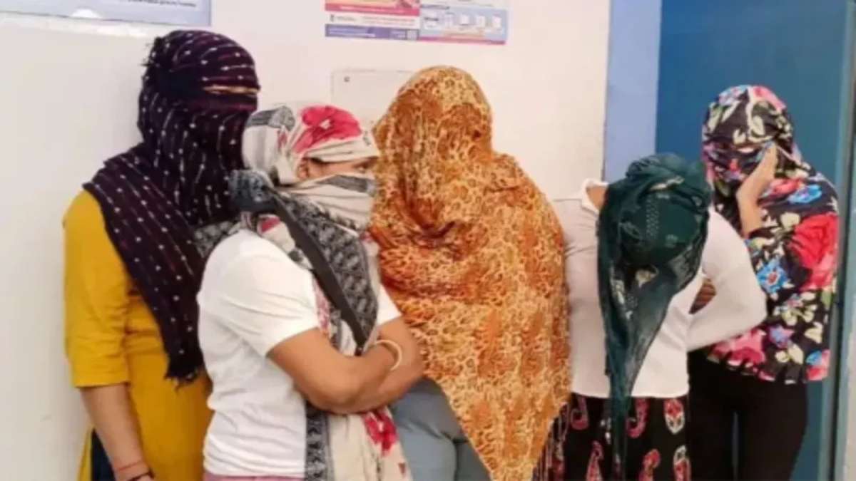 पुलिस ने😎इस होटल में सेक्स रैकेट का भंडाफोड़ किया 31 युवक एवं आठ युवतियां रंगे हाथों गिरफ्तार