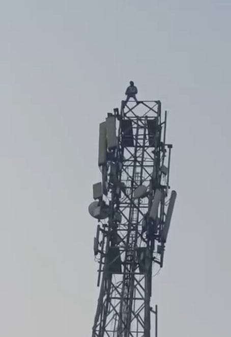 देखिए 👉👉शराबी चढ़ा टावर पर परिजन हुए परेशान पुलिस ने बामुश्किल उतारा