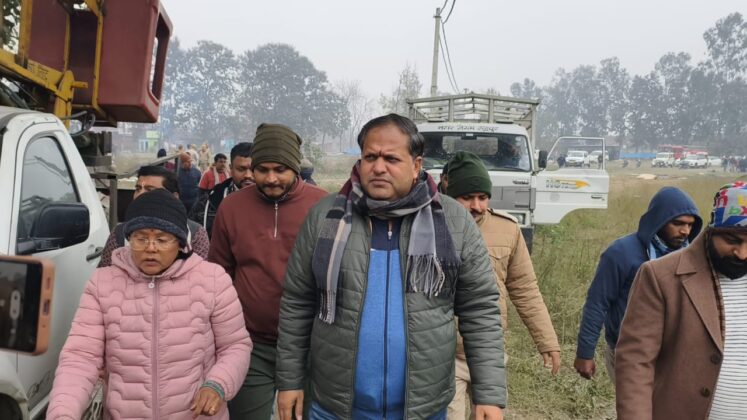 धाकड़ धामी के निर्देशानुसार उत्तराखंड अतिक्रमण मुक्त अभियान पुलिस ने अधिकारियों संग हटाया अतिक्रमण💪 किसी भी तरह का अतिक्रमण बर्दाश्त नहीं