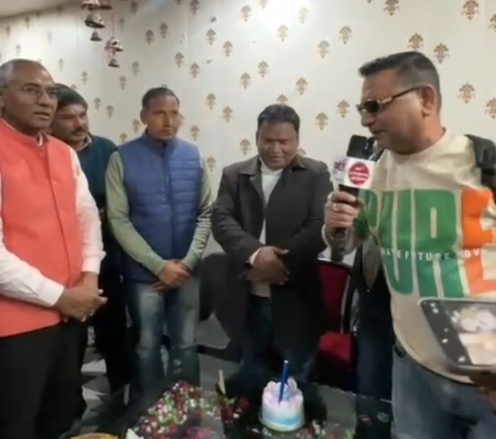 सांसद अजय भट्ट प्रतिनिधि लक्ष्मण खाती का जन्मदिन स्वयं मनाने पहुंचे लोकप्रिय विधायक डॉ मोहन बिष्ट 👉देखें वीडियो