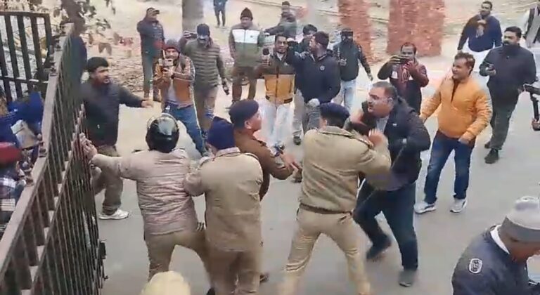 ओह 👉👉 बहुचर्चित अंकीता भंडारी को न्याय दिलाने को लेकर कांग्रेसीयो का प्रदर्शन🧐पुलिस ने भांजी लाठियां मची फगदड़