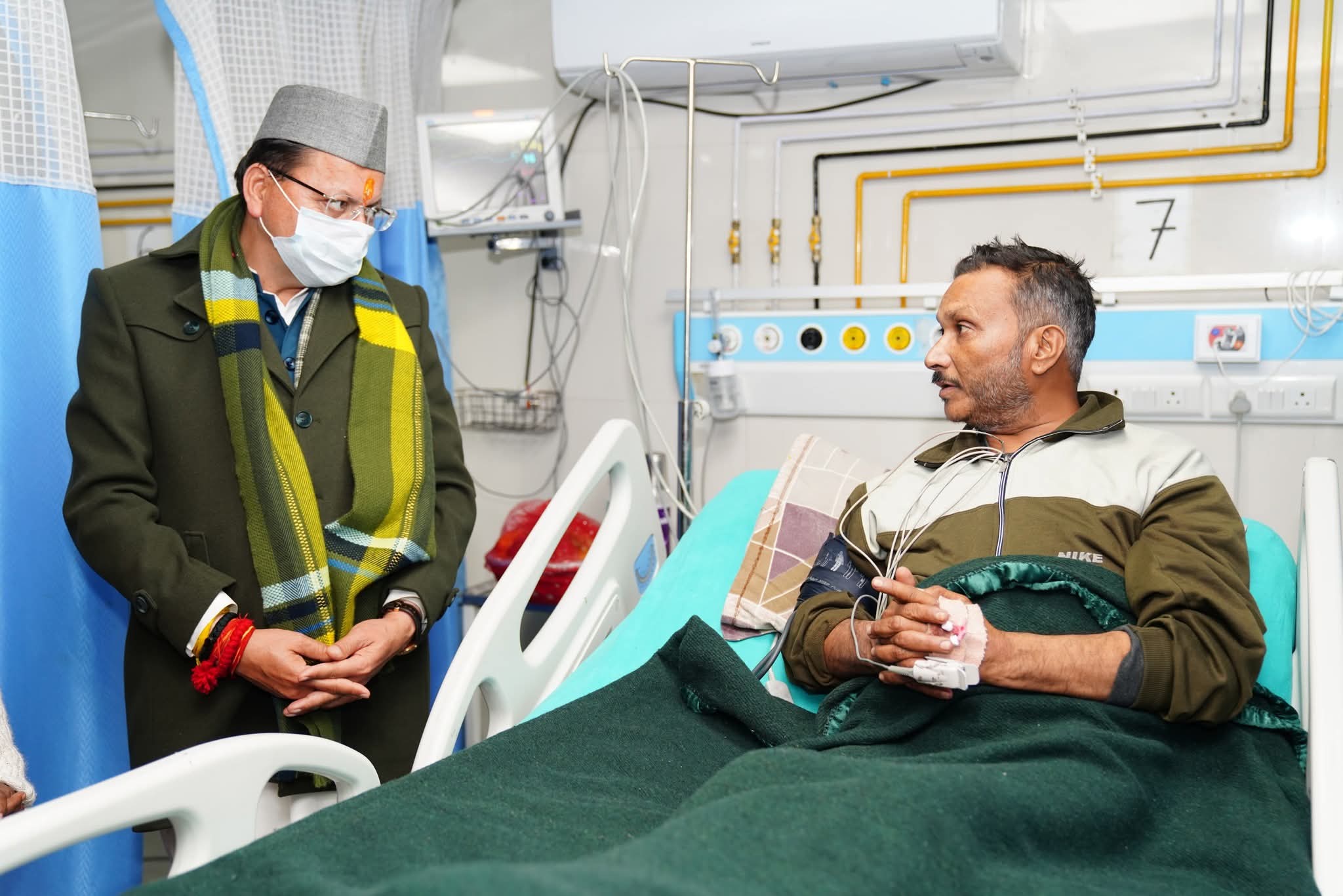 धाकड़ धामी ने पत्रकार कैलाश जोशी का हाल जाना, दून अस्पताल का औचक निरीक्षण