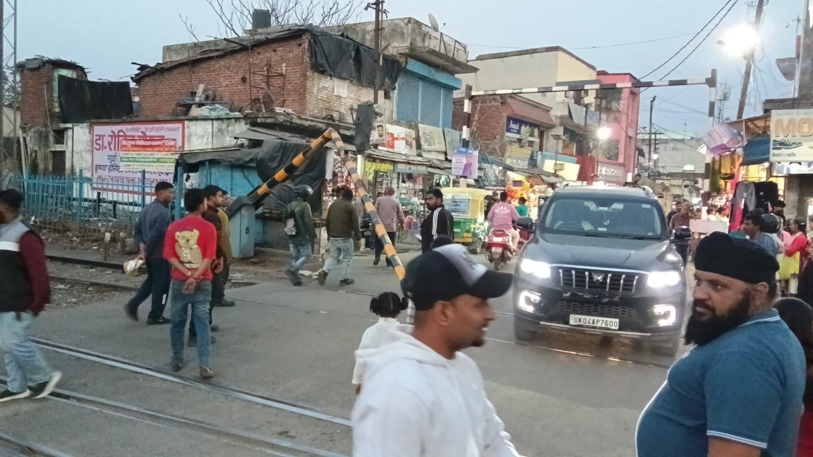 लालकुआं रेलवे बैरियर गिरते ही बवाल: फाटक टूटा, लगभग 2 घंटे जाम से थमा शहर:जनता परेशान?