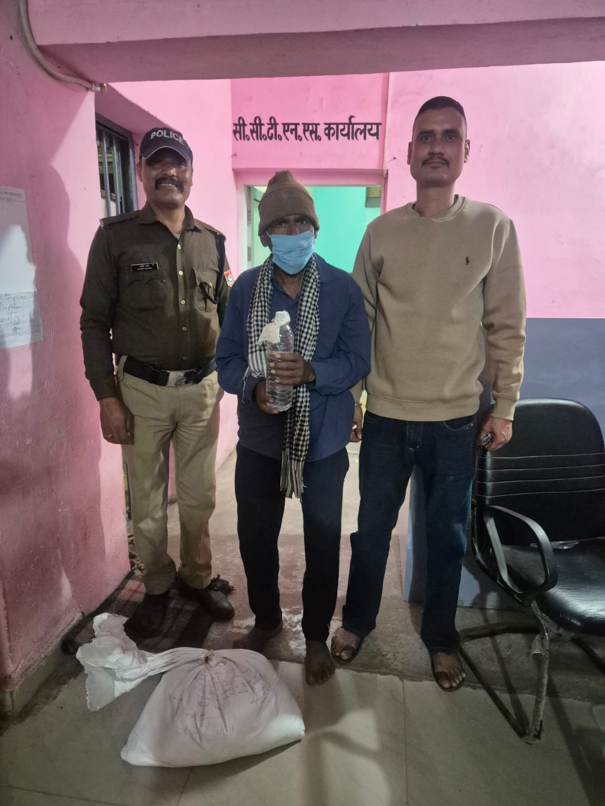 🚨 लालकुआं में कच्ची शराब माफिया पर पुलिस का प्रहार — 2 तस्कर दबोचे, 127 पाउच बरामद… आबकारी विभाग ‘गायब’!  उत्तराखंड जागरण