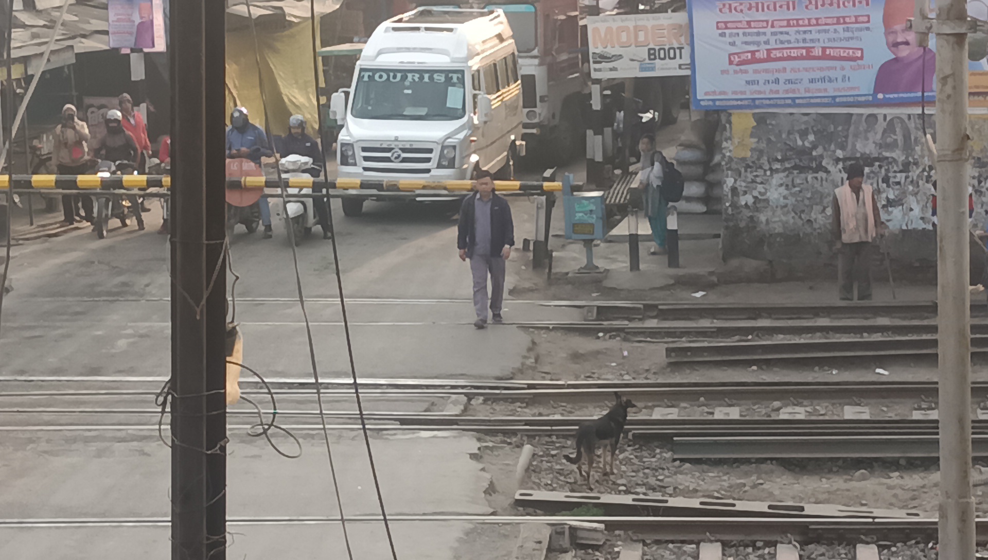 लालकुआं में रेलवे फाटक बंद, जनता का फूटा गुस्सा — नियमों के पालन की मांग, पुलिस 112 कॉल के बाद खुला फाटक दबी  जुबान में क्षेत्रीय लोगों बोले स्टेशन मास्टर की लापरवाही सूत्र:देखें वीडियो