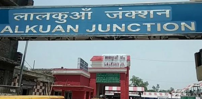 कुमाऊं का प्रवेश द्वार रेलवे स्टेशन लालकुआं पर्यटकों का स्वागत कूड़े एवं गंदगी से ?रेल अधिकारी मस्त यात्री पस्त मोदी के स्वच्छ भारत मिशन की उड़ी धज्जियां