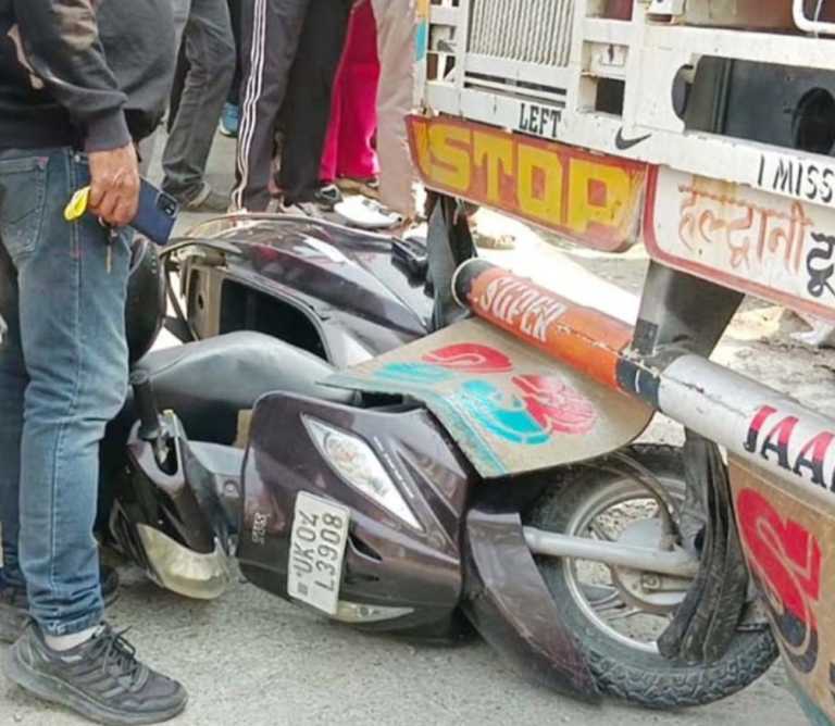 हल्द्वानी — खुदी सड़क बनी मौत का जाल, बुजुर्ग की दर्दनाक मौत