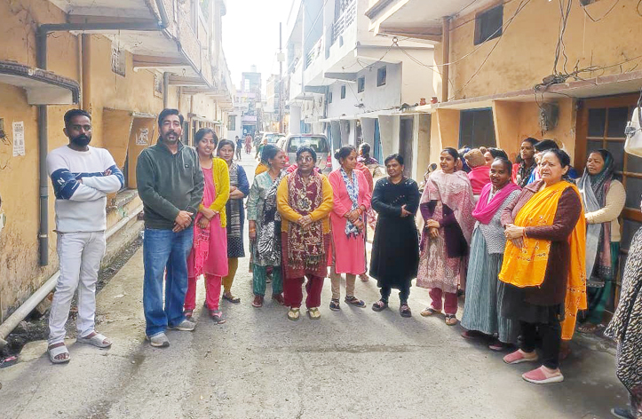 रामपुर रोड में सड़कों को लेकर फूटा जनआक्रोश, विधायक––मेयर जनता के निशाने पर