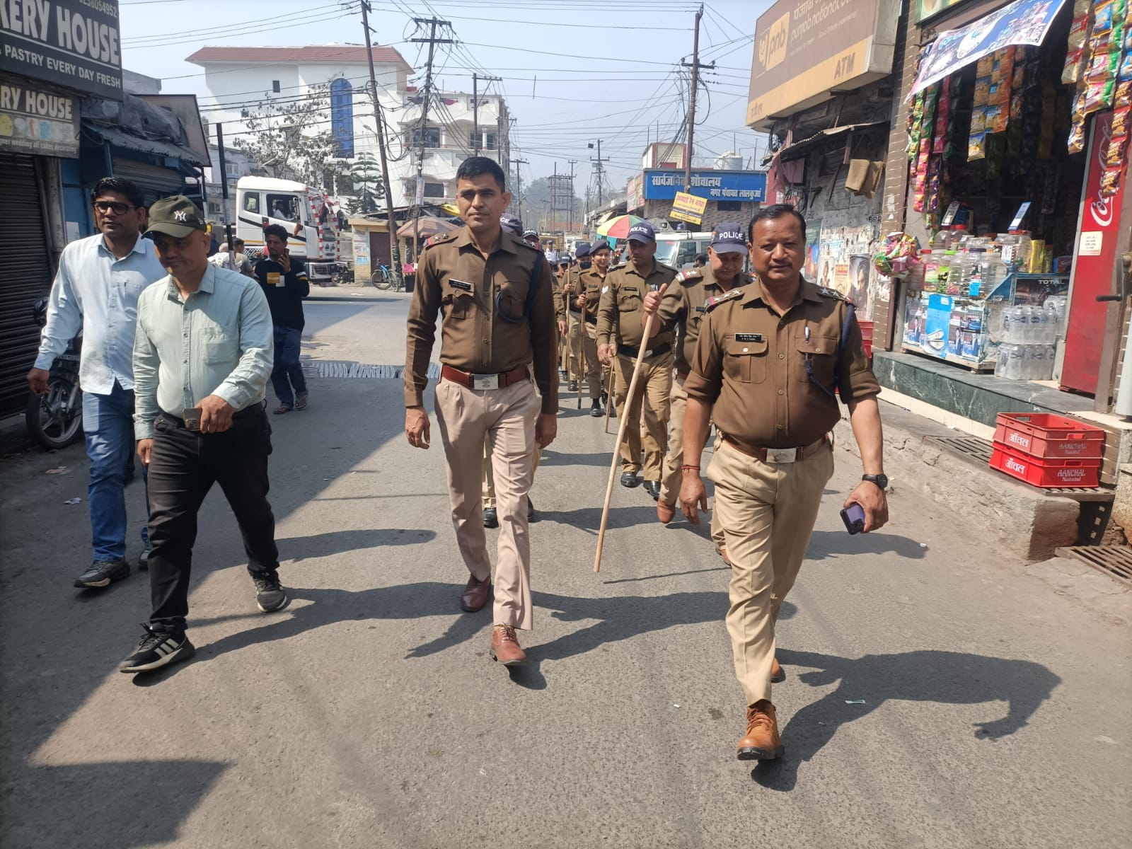 🚔 होली व रमजान को लेकर लालकुआं में सख्ती: कोतवाल बृजमोहन राणा के नेतृत्व में पुलिस का फ्लैग मार्च