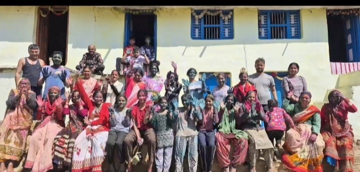 सुयालगाड़ गांव में धूमधाम से मनाई गई होली