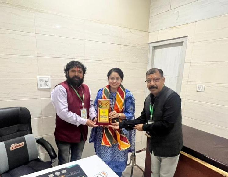 महिला दिवस की पूर्व संध्या पर सारथी फाउंडेशन ने कैंसर विशेषज्ञ डॉ. दिशा तिवारी को किया सम्मानित