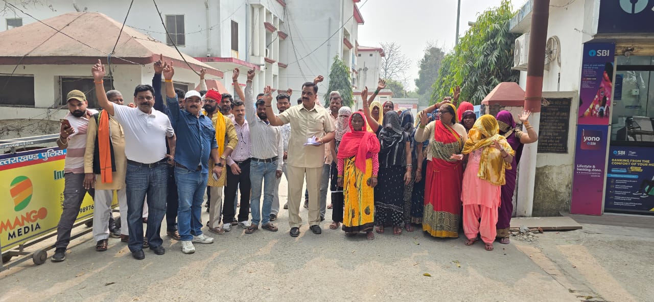 नाबालिग छात्रा से छेड़छाड़ के मामले में कार्रवाई न होने पर भड़के पूर्व विधायक राजकुमार ठुकराल, एसएसपी कार्यालय पर जोरदार प्रदर्शन