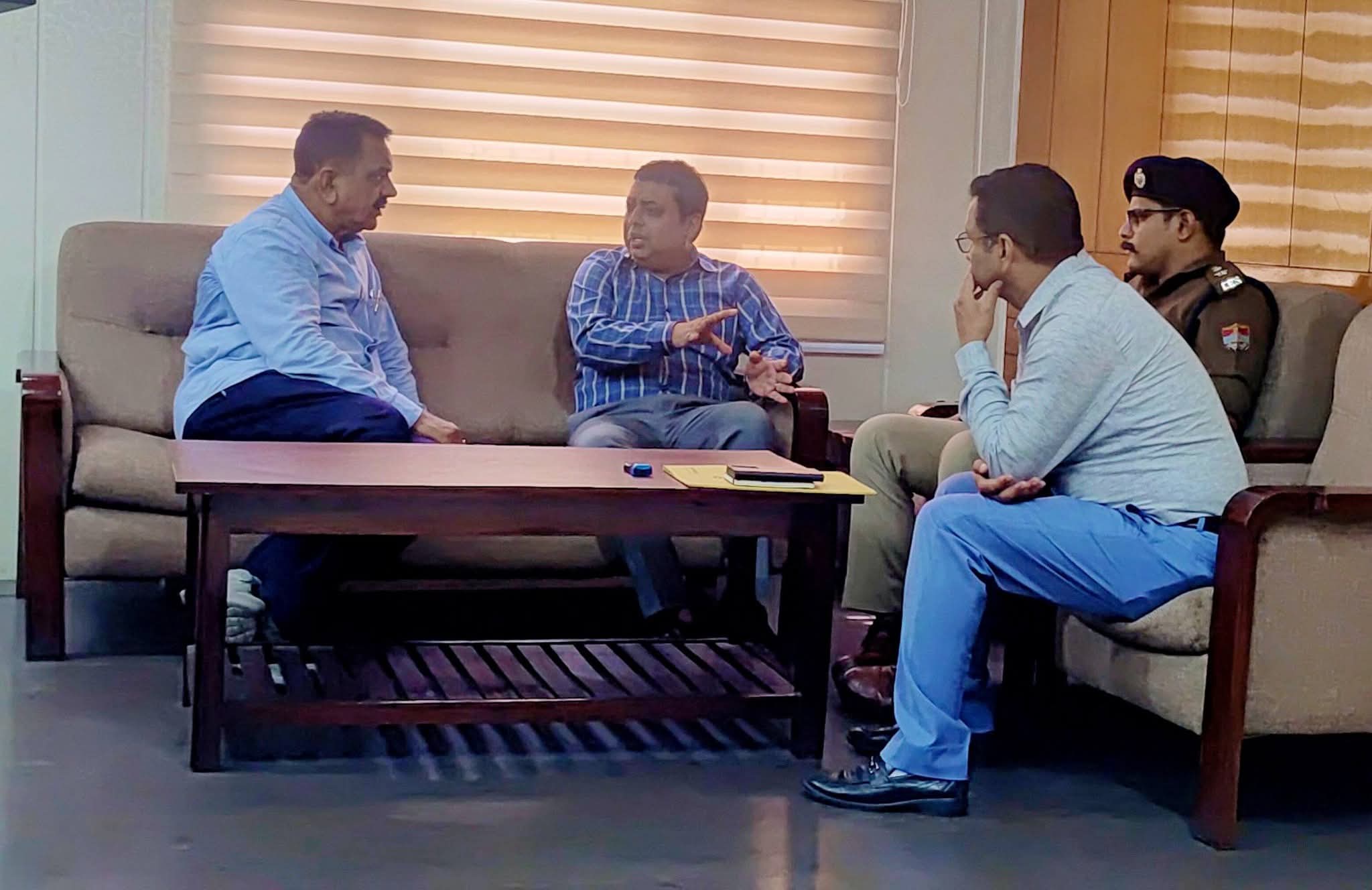 गैस संकट पर मैदान में उतरे पूर्व विधायक राजकुमार ठुकराल, एजेंसी पहुंचकर सुनी उपभोक्ताओं की समस्या