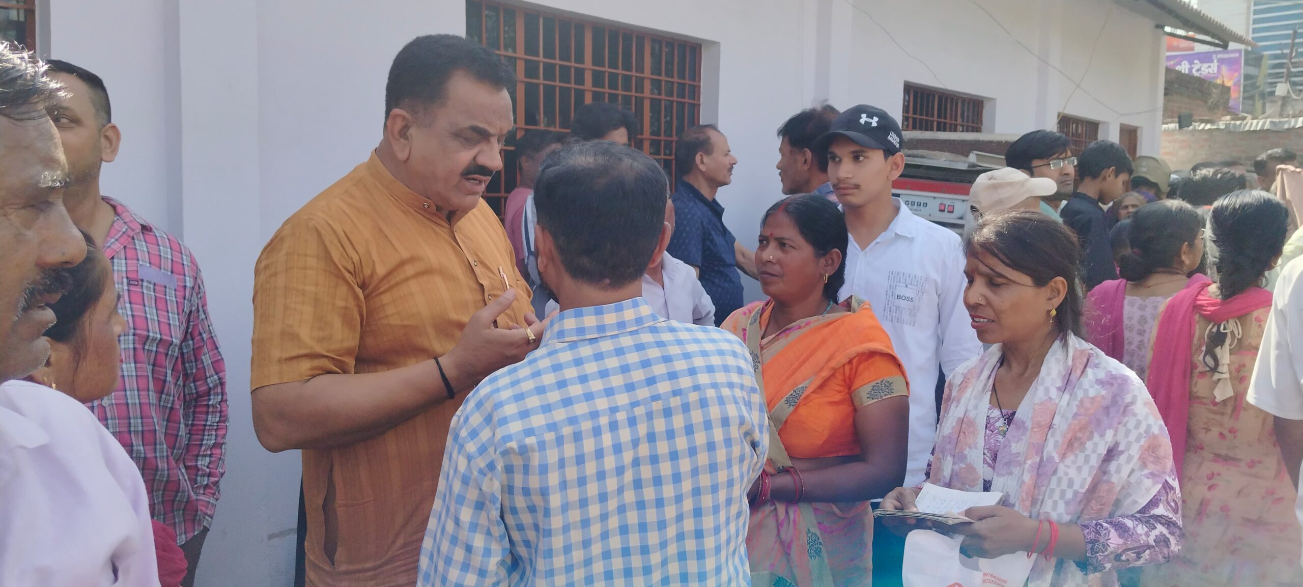 गैस संकट पर एक्शन मोड में राजकुमार ठुकराल, एजेंसी पहुंचकर उपभोक्ताओं को दिलाया भरोसा