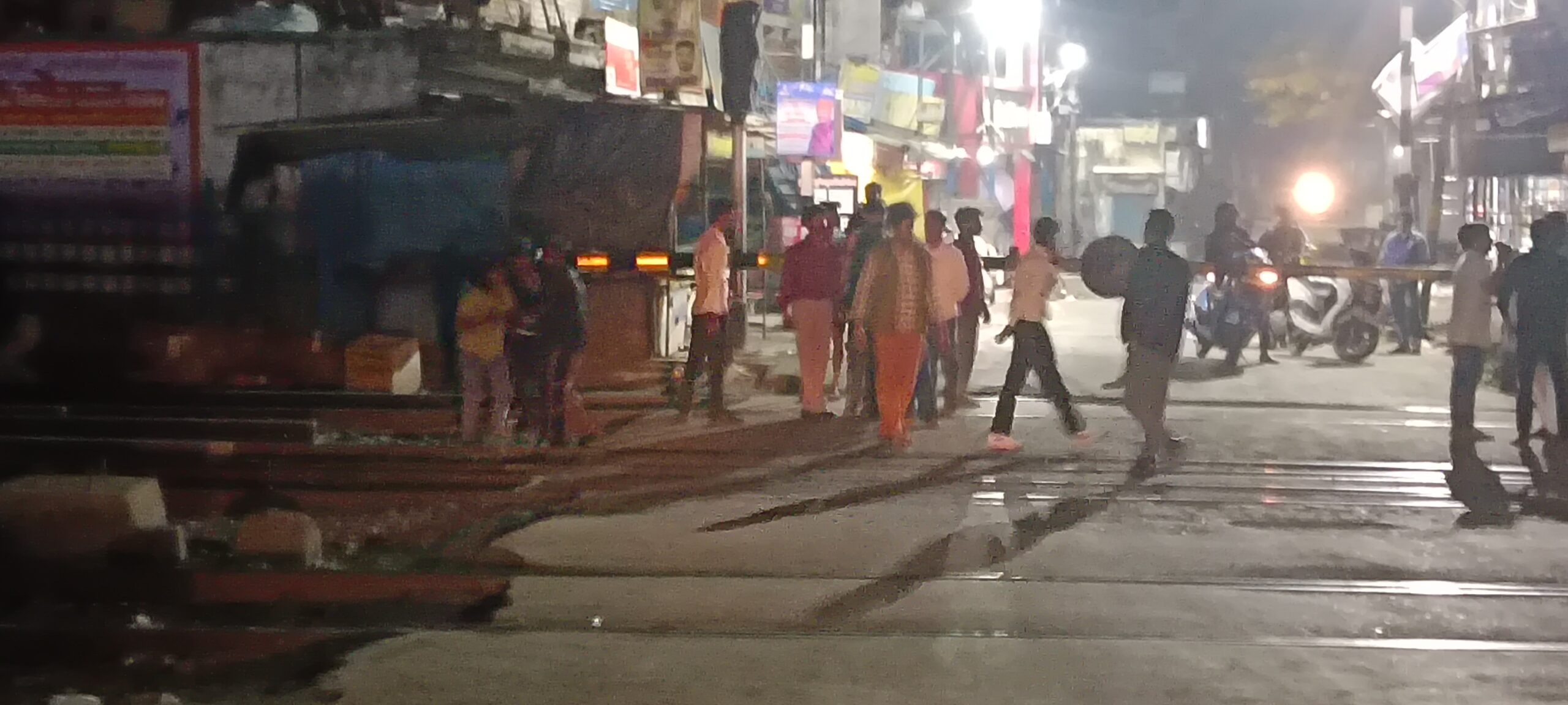लालकुआं गोला रोड रेलवे फाटक पर शराबियों का तांडव, आधे घंटे तक हंगामा — हो सकती थी बड़ी रेल दुर्घटना: देखें वीडियो