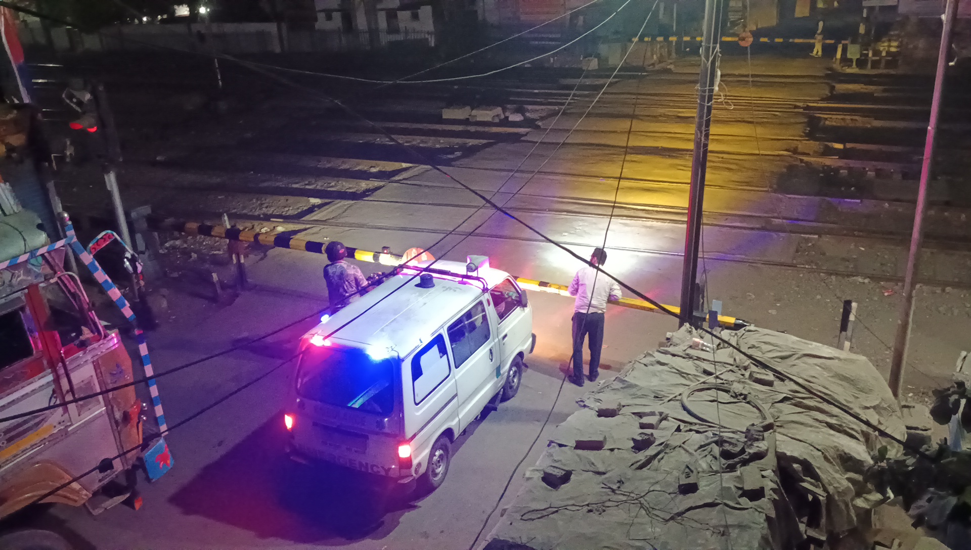 लालकुआ आधी रात रेलवे की मनमानी से थमी ज़िंदगी, गोला रोड फाटक पर फंसी एंबुलेंस देखें :video