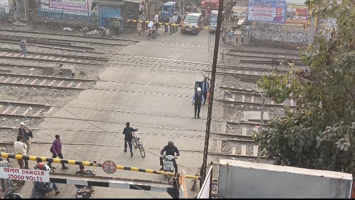 गोला रोड रेलवे फाटक पर लापरवाही: बंद फाटक के नीचे से गुजर रहे दोपहिया वाहन, रेल प्रशासन गहरी नींद में: देखें वीडियो