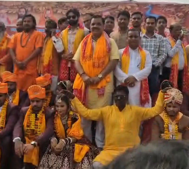 रुद्रपुर में पूर्व विधायक राजकुमार ठुकराल की मौजूदगी में भव्य सामूहिक विवाह, 18 जोड़े बने जीवनसाथी