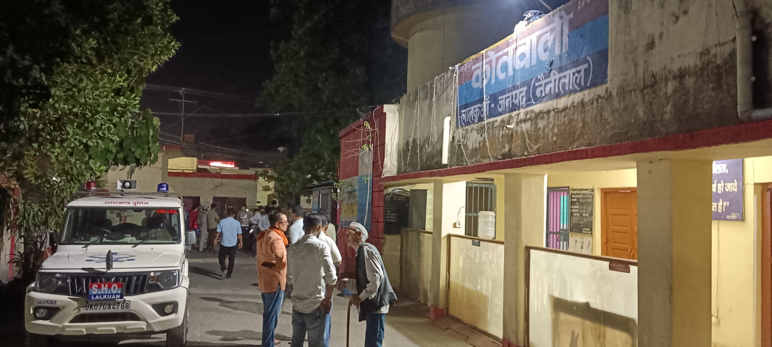 बिंदुखत्ता में युवती से छेड़छाड़ का आरोप, हिंदूवादी संगठन पहुंचे कोतवाली—आरोपी इब्राहिम पर सख्त कार्रवाई की मांग: देखें वीडियो