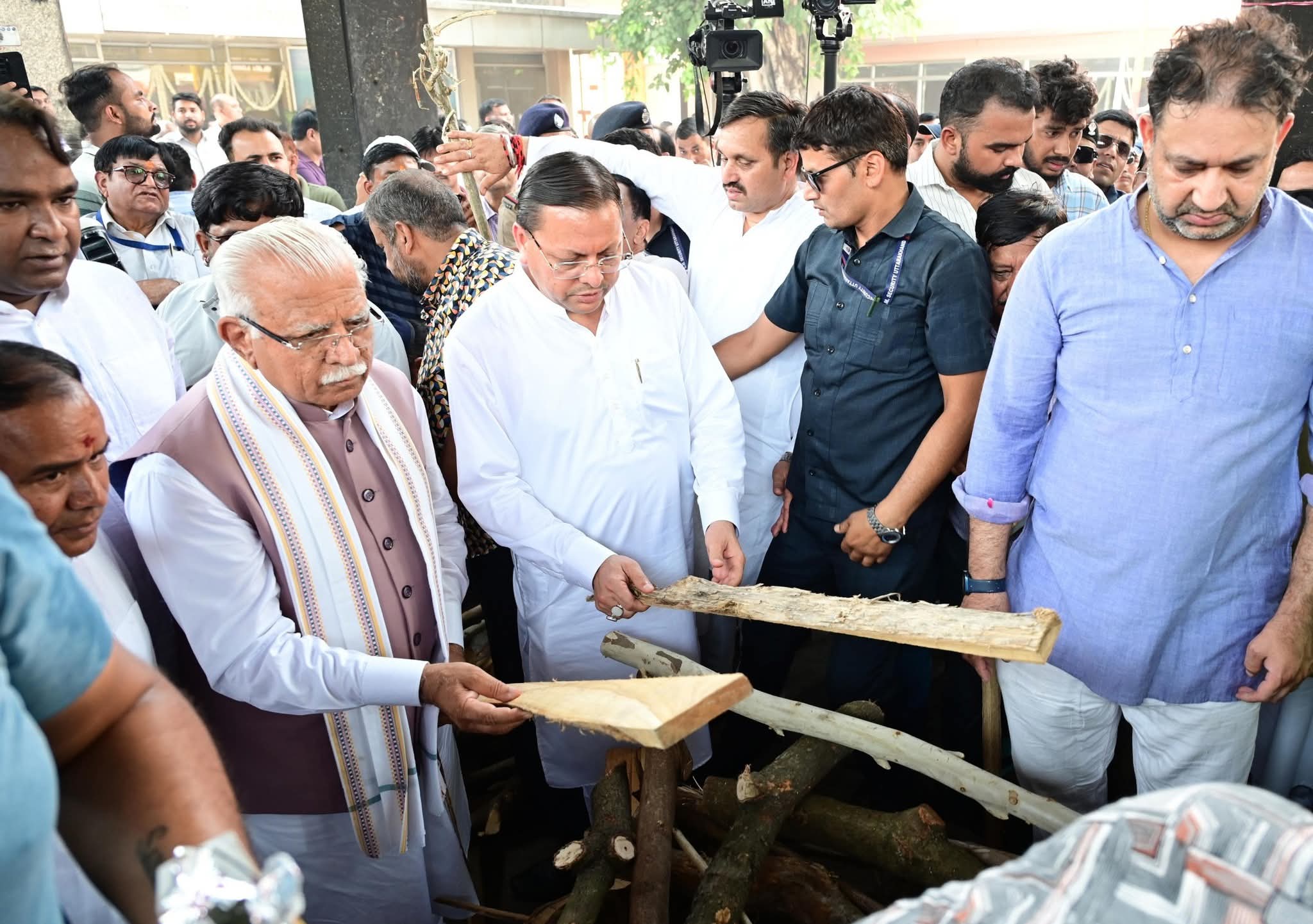 CM धामी ने दी अंतिम सलामी, राजकीय सम्मान के साथ पंचतत्व में विलीन हुए पूर्व मुख्यमंत्री मेजर जनरल भुवन चंद्र खंडूड़ी देखें वीडियो