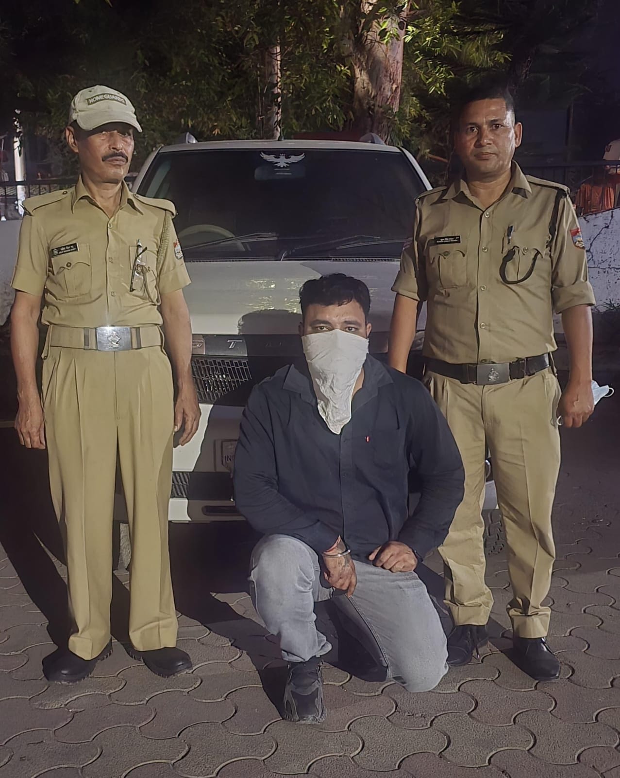 लालकुआं निवासी दबंग युवक ने पुलिस को दी “वर्दी उतरवाने” की धमकी, कार समेत चढ़ा हत्थे कानून के : देखें वीडियो
