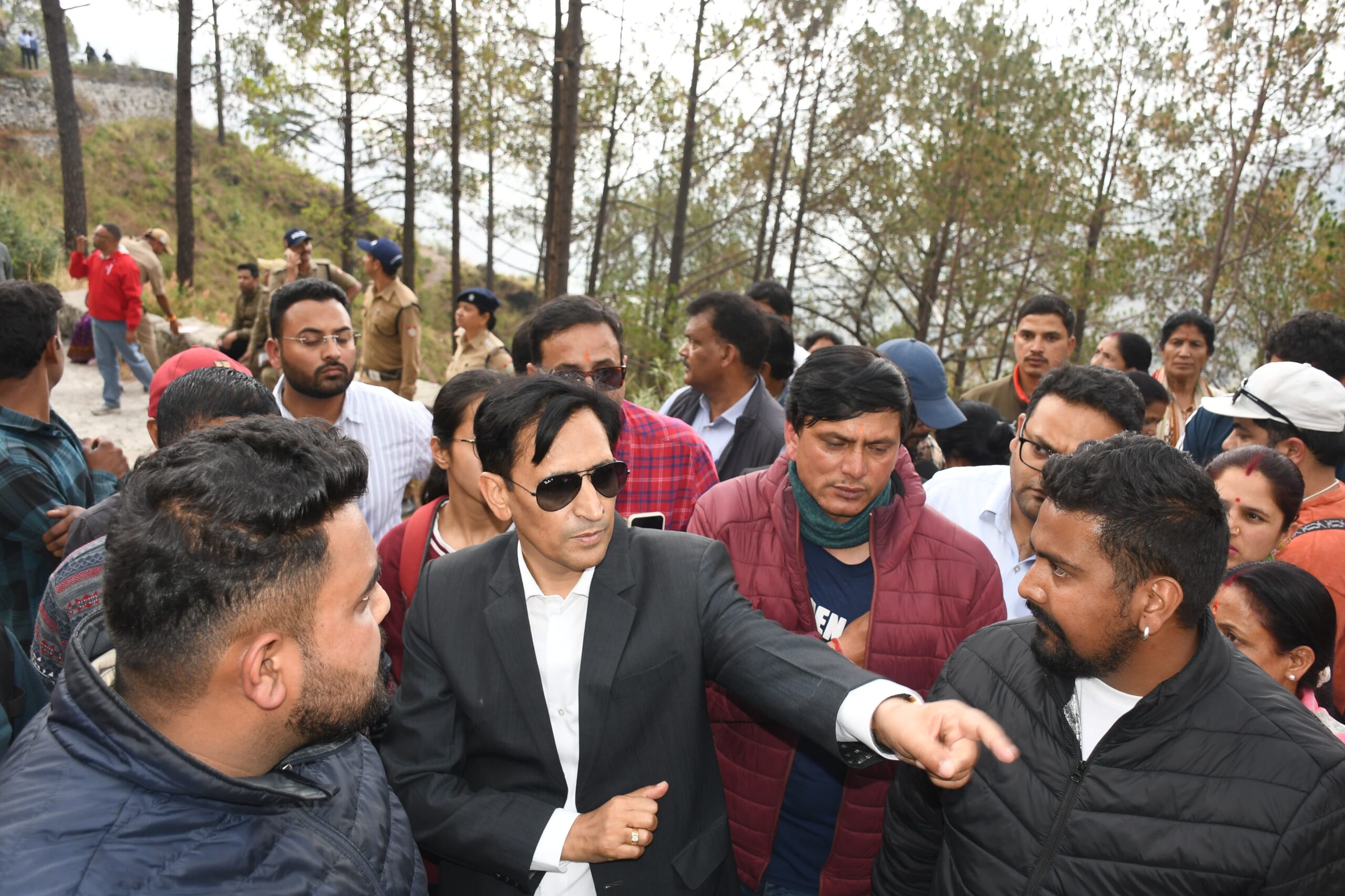कमिश्नर दीपक रावत के सख्त तेवर: कृष्णापुर में बोल्डरों पर होगा “सर्जिकल स्ट्राइक”, लापरवाह कर्मियों पर नो वर्क-नो पे की मार