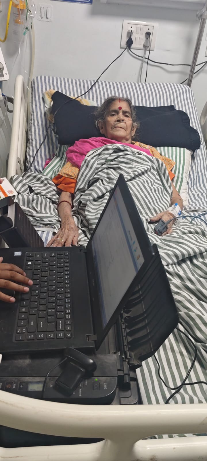 डीएम ललित मोहन रयाल के निर्देश पर बुजुर्गों के लिए आधार सेवा शिविर, बेडरिडन महिला को मिली बड़ी राहत