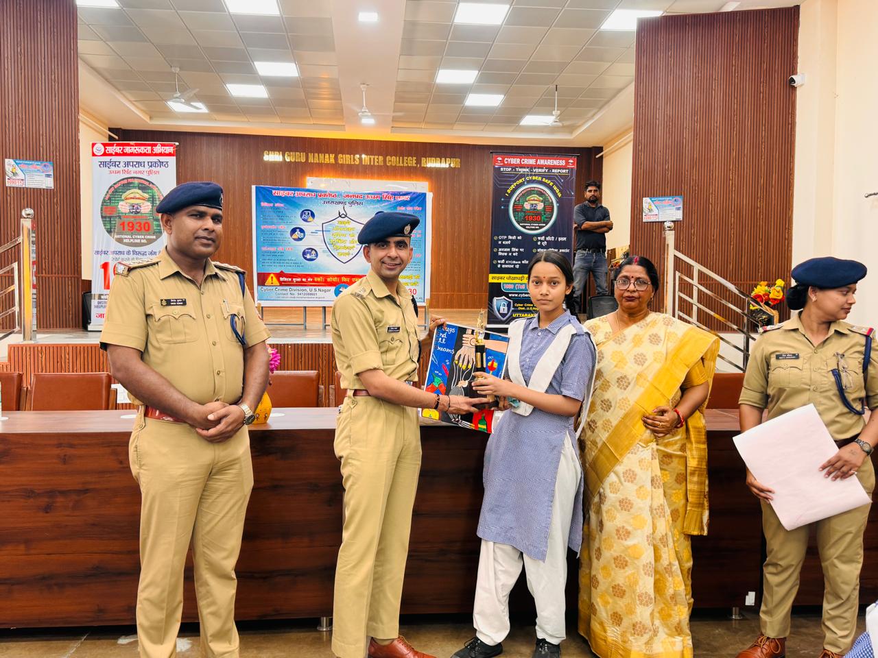 रुद्रपुर साइबर अपराध, नशे और महिला सुरक्षा पर जागरूकता का संदेश, चित्रकला प्रतियोगिता में छात्राओं ने दिखाई प्रतिभा