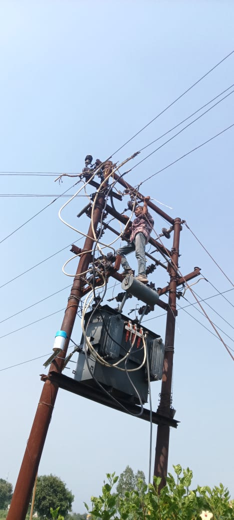 लालकुआं में बड़ा हादसा: बिजली पोल से गिरा विद्युत कर्मी, ब्रेन हेमरेज के बाद बरेली रेफर