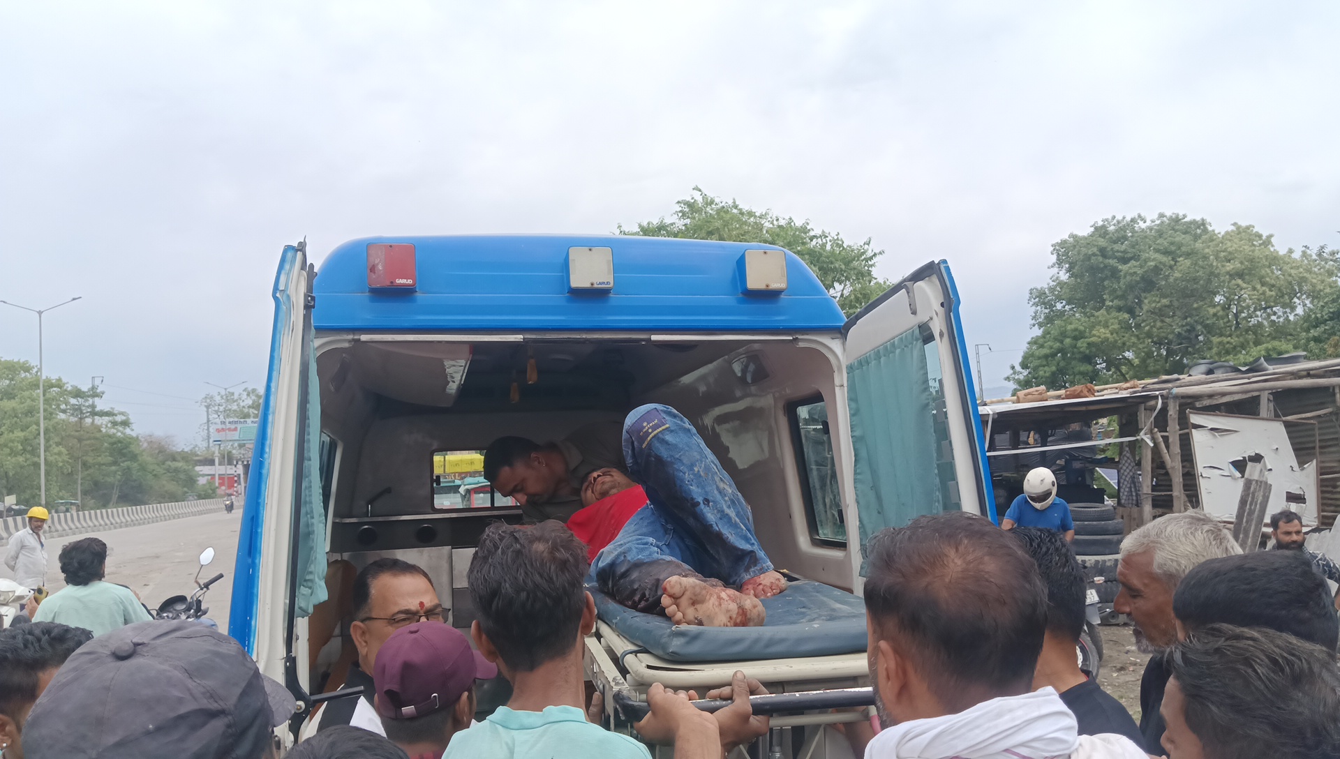 सेंचुरी पेपर मिल VIP गेट कट पर भीषण हादसा: पप्पू साहनी–मोहन बिष्ट की जोरदार टक्कर, मोहन बिष्ट की टांग टूटी देखें वीडियो