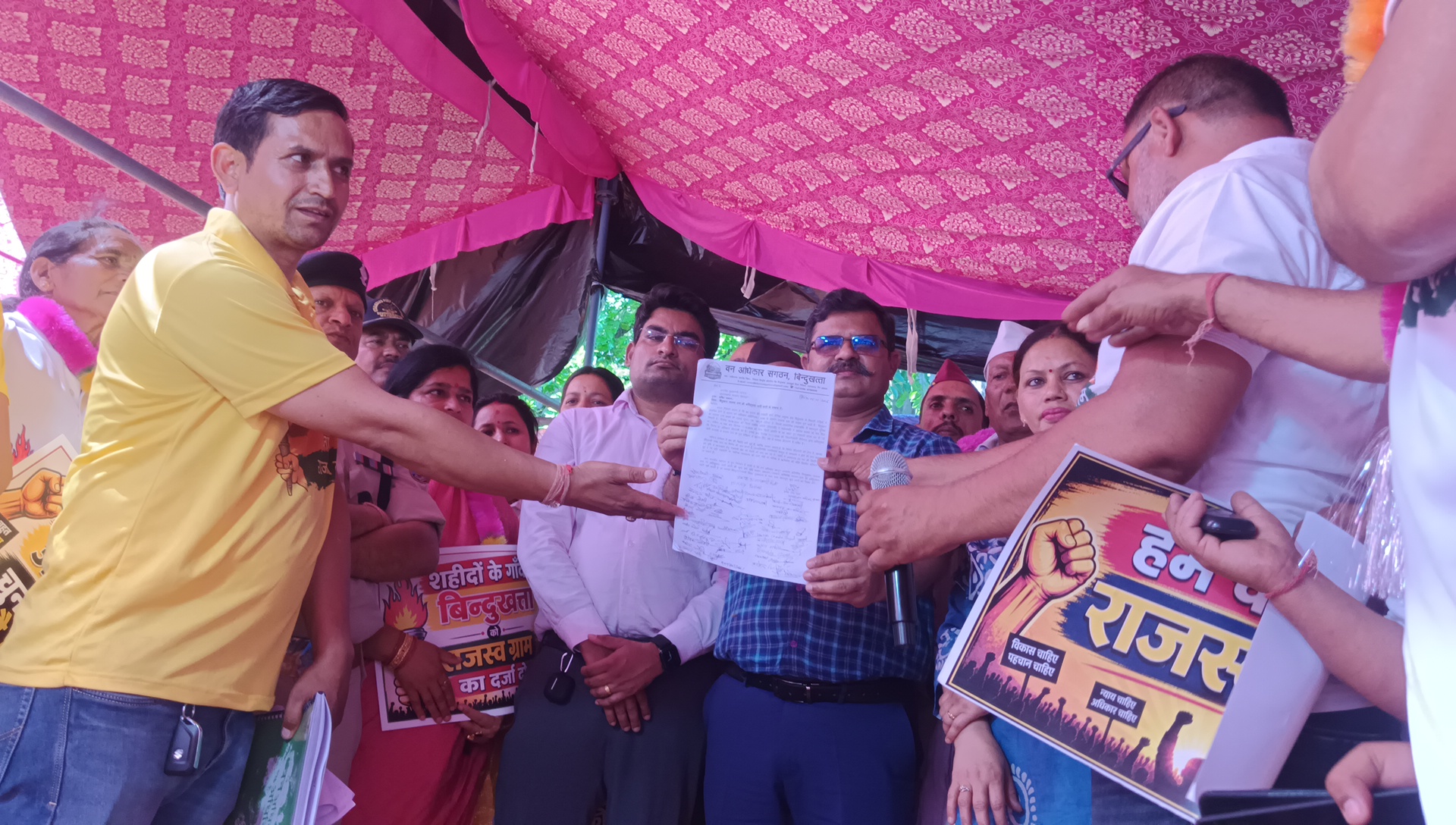 बिंदुखत्ता को राजस्व गांव बनाने की मांग को लेकर, तीसरे दिन के क्रमिक अनशन में डीएम के न पहुंचने पर नाराज जनता। वही ADM+DFO ने जूस पिलाकर तुड़वाया अनशन क्या बोले अधिकारी: देखें वीडियो