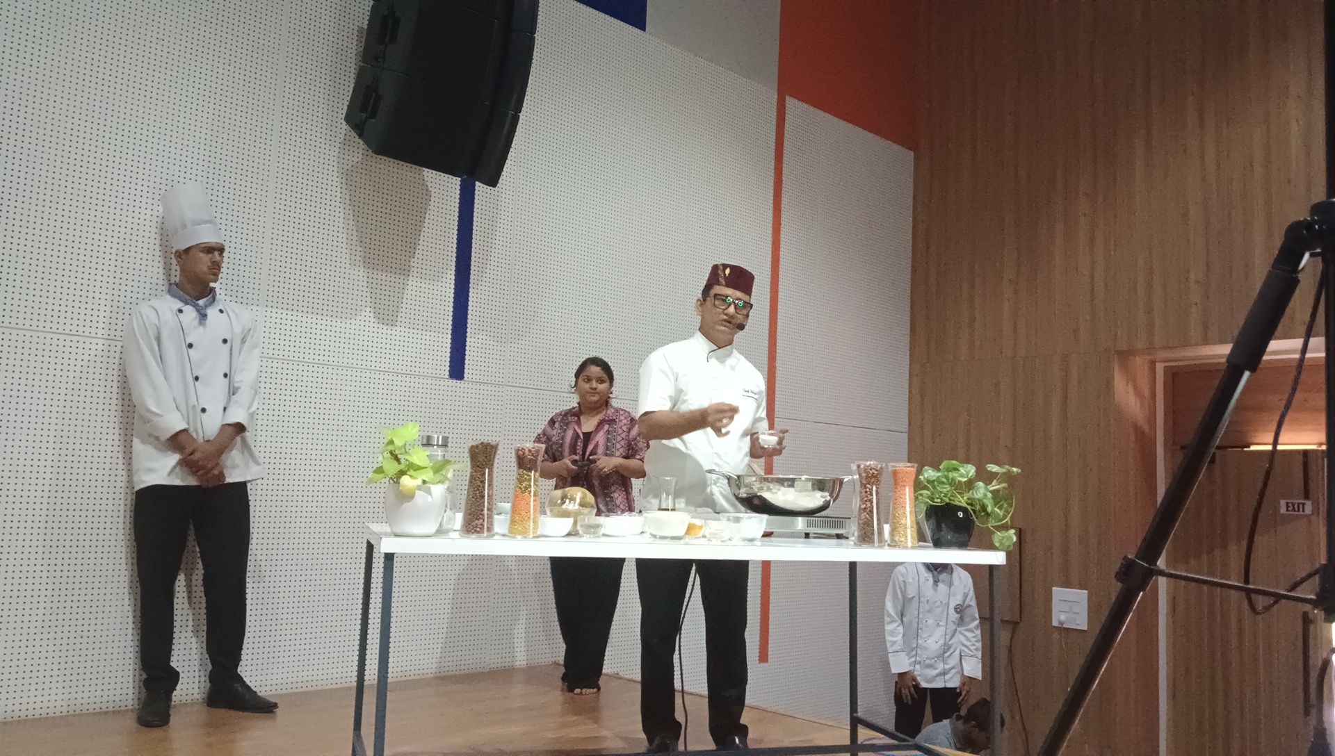 👉 ग्राफिक एरा हल्द्वानी में गूंजा पहाड़ का स्वाद, सेलिब्रिटी शेफ भूपी ने लाइव कुकरी डेमो से बांधा समां :देखें वीडियो