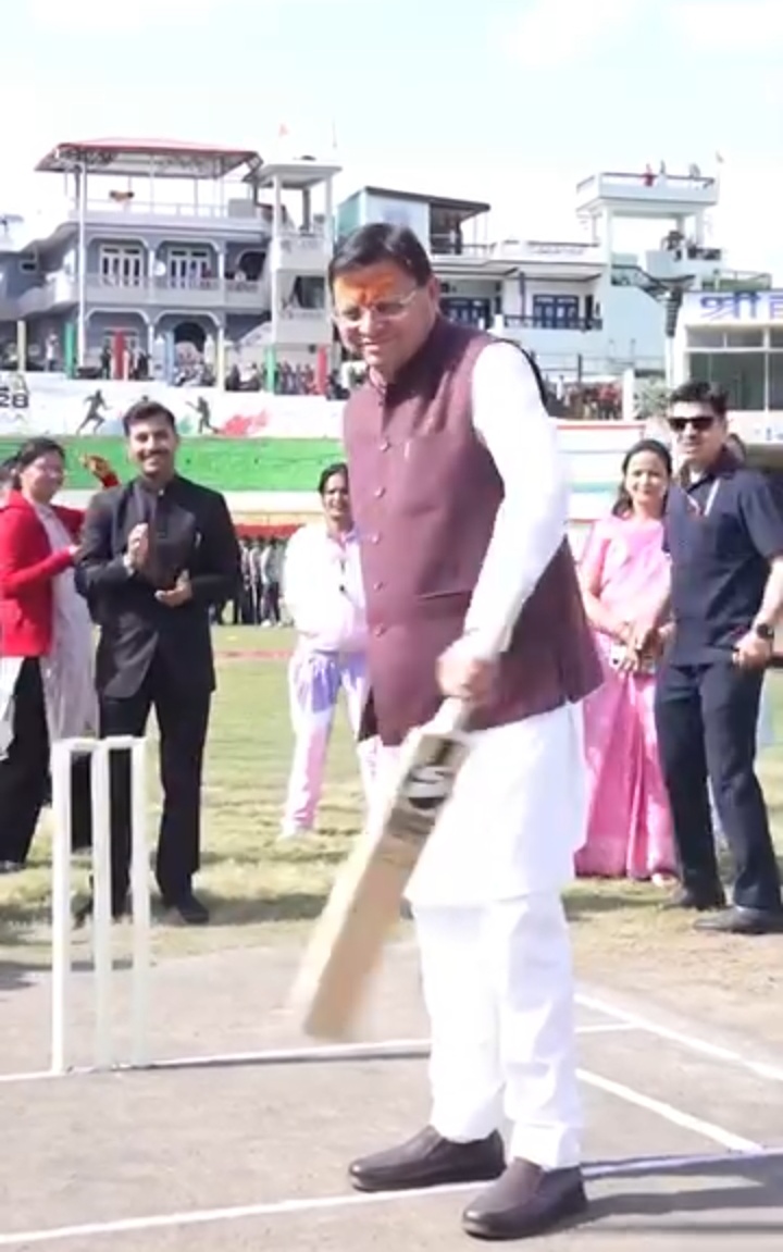 धाकड़ धामी” का युवाओं को संदेश — खेल मैदान से निकलता है जीवन जीतने का जज़्बा क्रिकेट के दौरान लगाया छक्का या चौक्का: देखें वीडियो