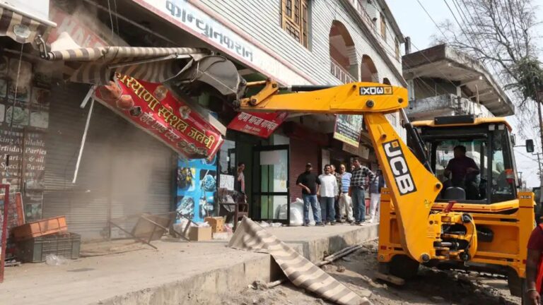 लव जाल, ब्लैकमेल और करोड़ों की ठगी के आरोपों के बीच चला बुलडोजर — भवाली में मो. यूनुस के अतिक्रमण पर प्रशासन की बड़ी कार्रवाई” चला बुलडोजर देखें
