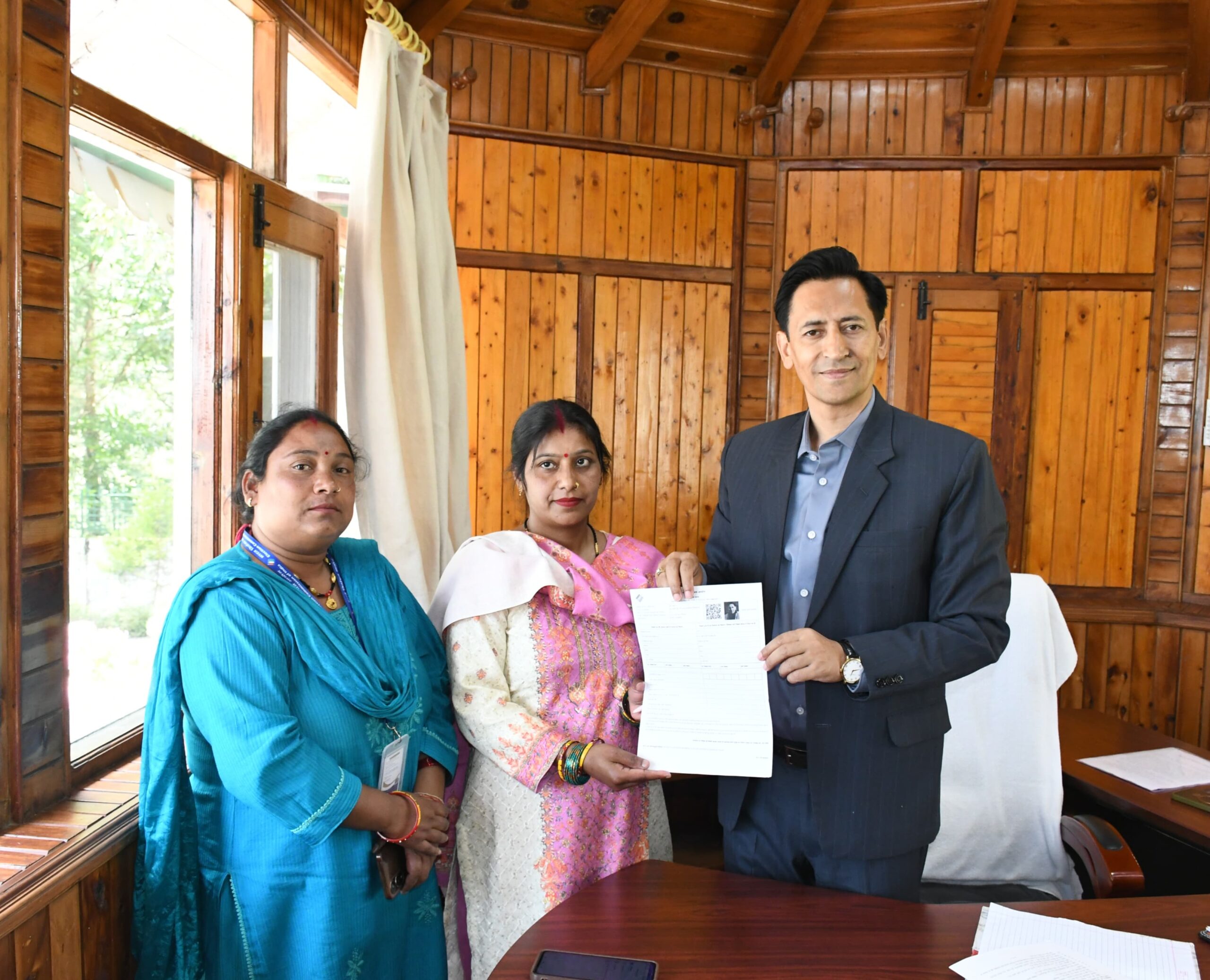 कुमाऊँ आयुक्त दीपक रावत ने शुरू कराया विशेष गहन पुनरीक्षण SIR अभियान, बीएलओ पहुंचे घर-घर; मतदाताओं को बांटे जा रहे गणना फॉर्म:देखें वीडियो
