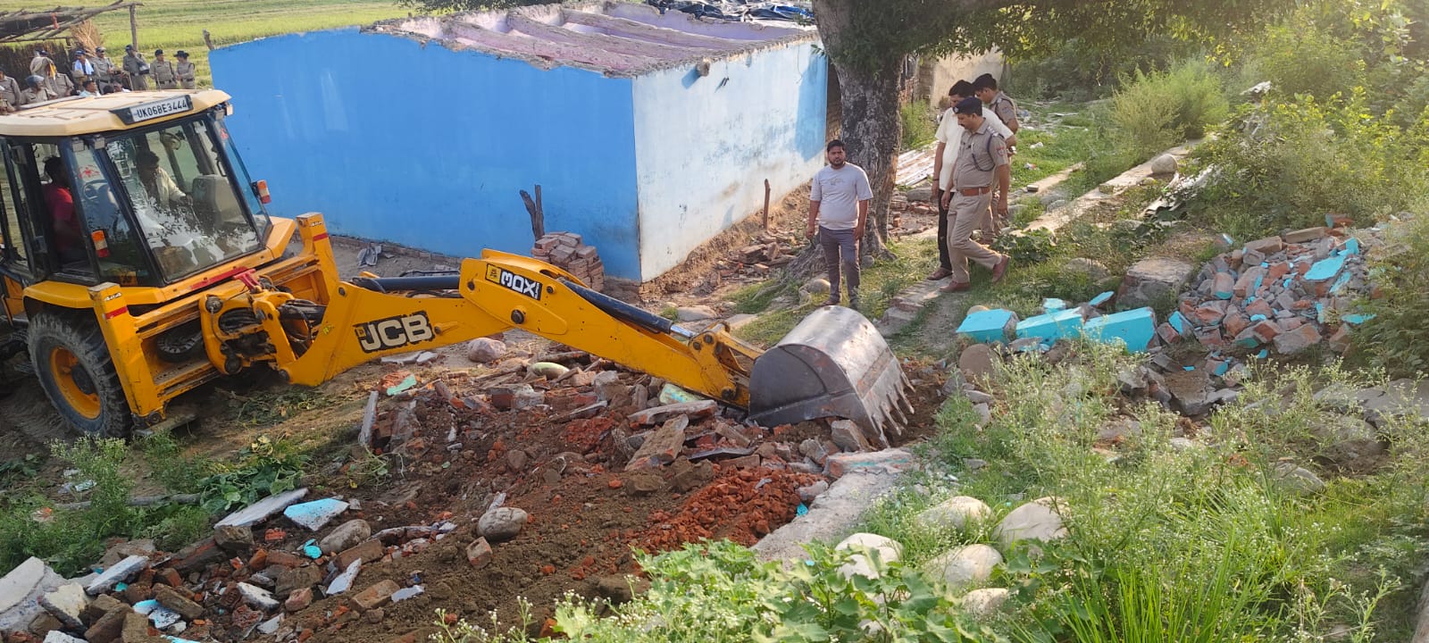 SSP अजय गणपति का अपराधियों पर बड़ा प्रहार: नानकमत्ता में हिस्ट्रीशीटर तारा सिंह के अवैध कब्जे मजार पर चला बुलडोजर, 50 लाख से अधिक की सरकारी:जमीन मुक्त देखें वीडियो