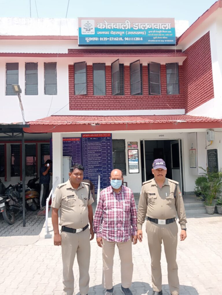 67 साल के बुजुर्ग की अनोखी चोरी: पड़ोसी के घर का लोहे का गेट ही काट ले गया, CCTV ने खोला राज