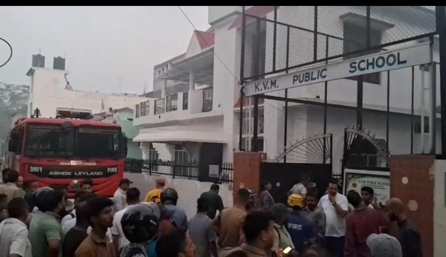 हल्द्वानी केवीएम स्कूल में धधकी दो बसें, बाल-बाल टला बड़ा हादसा; सुरक्षा व्यवस्था पर उठे सवाल  अगर घटना के वक्त मौजूद होते बच्चे तो कौन होता जिम्मेदार? देखें वीडियो