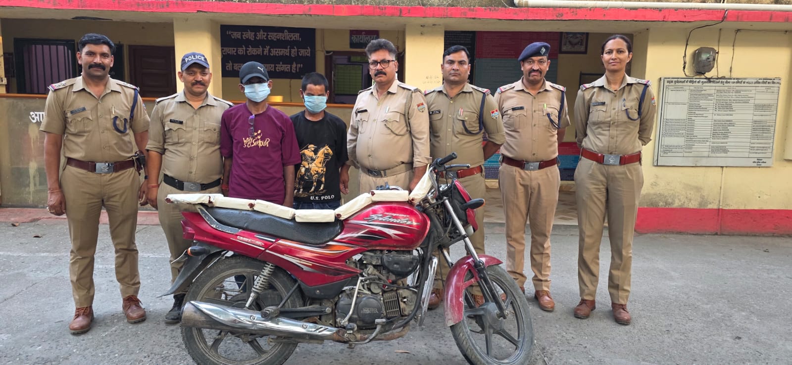 आईजी कुमाऊं निवेदिता कुकरेती की निगरानी और SSP नैनीताल के निर्देश पर बड़ी सफलता, 45 मुकदमों वाले पिद्दा को साथी समेत पुलिस ने भेजा सलाखों के पीछे:देखें वीडियो