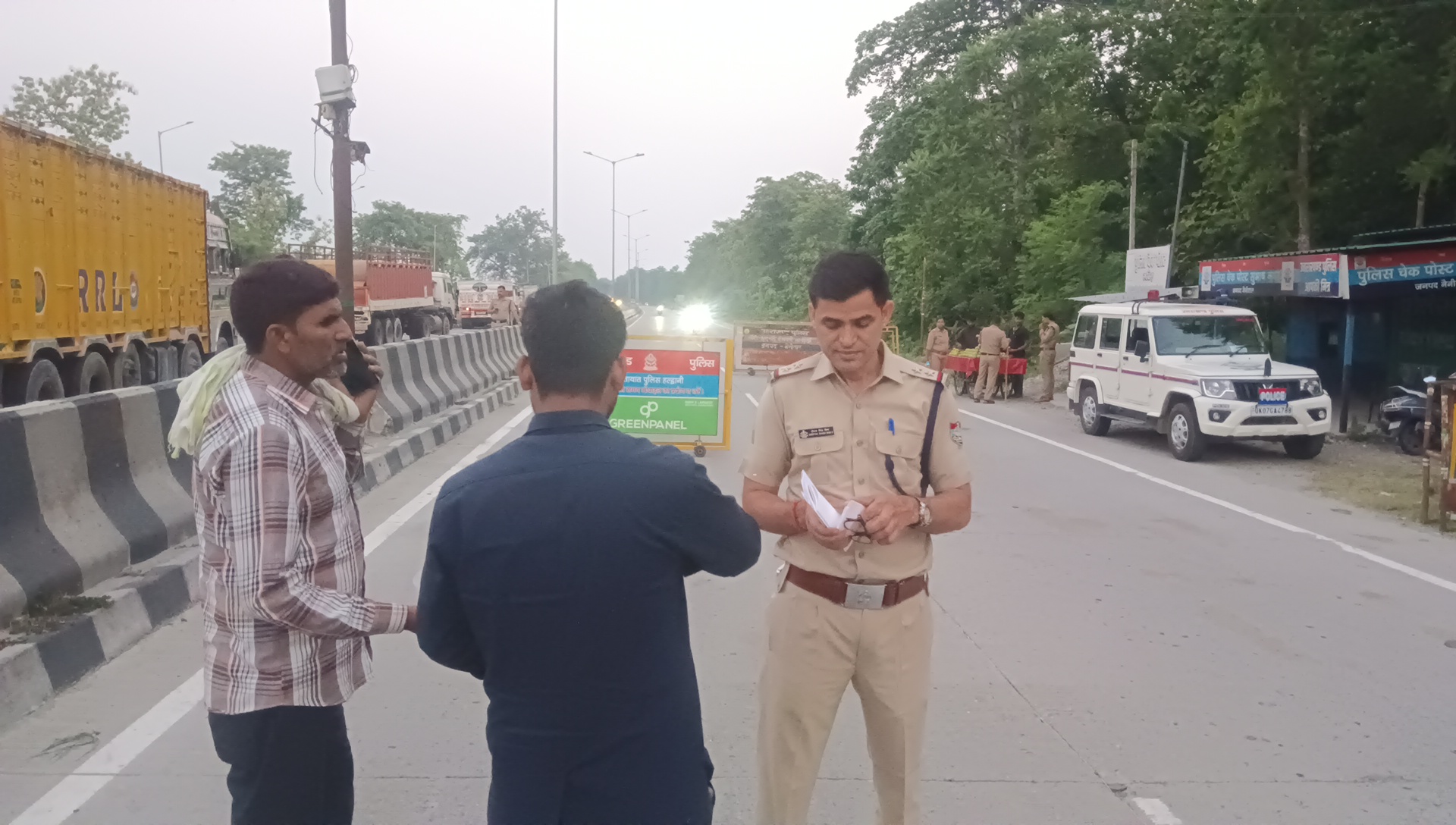 वरिष्ठ उप निरीक्षक दीपक बिष्ट के नेतृत्व में लालकुआं पुलिस का सघन चेकिंग अभियान, ओवरलोड वाहनों पर कसा शिकंजा