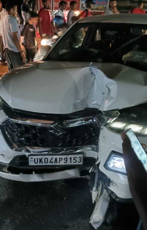 हल्द्वानी में नशे में धुत कार चालक का कहर: तेज रफ्तार कार ने चार लोगों को रौंदा, महिला गंभीर; भीड़ ने चालक को पीटा